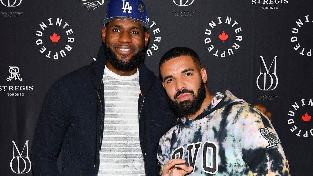 Drake porte le maillot du fils de LeBron dans son dernier clip