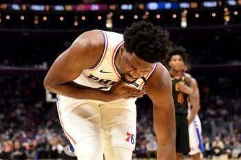 Joel Embiid s'absentera en raison d'une entorse à l'épaule