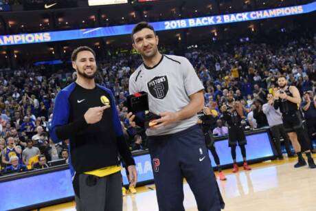 Klay Thompson offre un gros cadeau de retraite à Zaza Pachulia