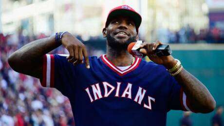 LeBron James passe un message au commissaire de la MLB