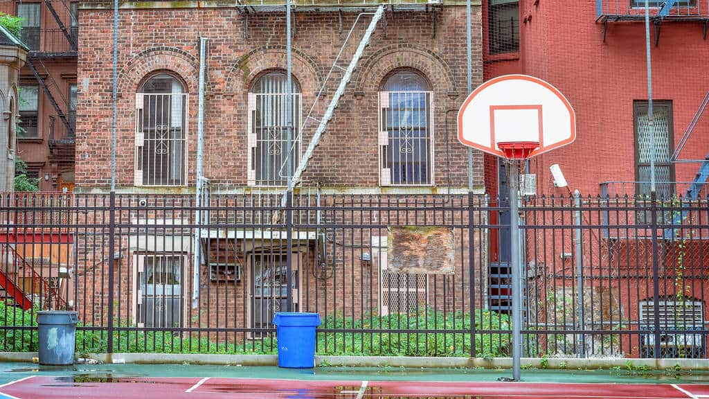 New York retire les anneaux de basketball de ses parcs pour freiner la COVID-19