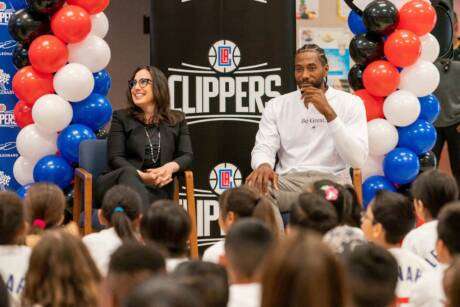 Kawhi Leonard fait la donation d'un million de sacs à dos