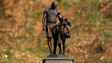 Une statue de Kobe et Gianna Bryant érigée en leur mémoire