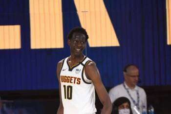 Bol Bol reste avec les Nuggets en signant un contrat de 2 ans