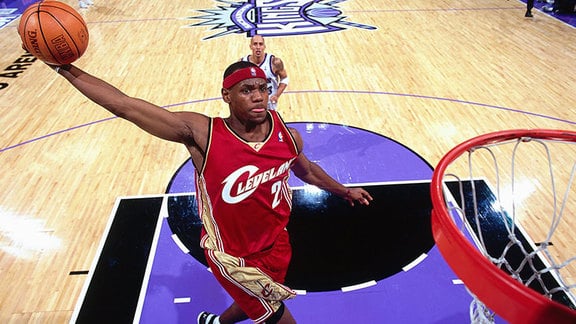 Je me souviens: LeBron James épate lors de son premier match dans la NBA