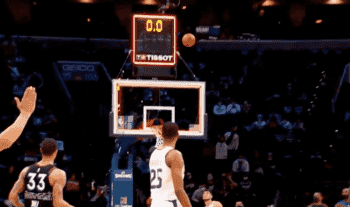 Joel Embiid passe à un cheveu de réussir un buzzer beater légendaire