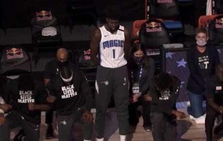 Jonathan Isaac ne pose pas de genou à terre durant l'hymne national
