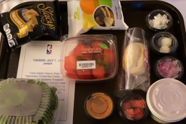Salade et melon d'eau : les repas à Orlando sèment la controverse