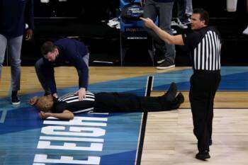 Un arbitre s'écroule en plein match au March Madness