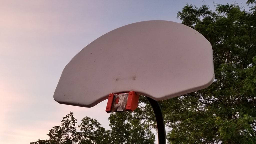 La ville de Toronto gardera les paniers de basket en place dans les parcs en soirée