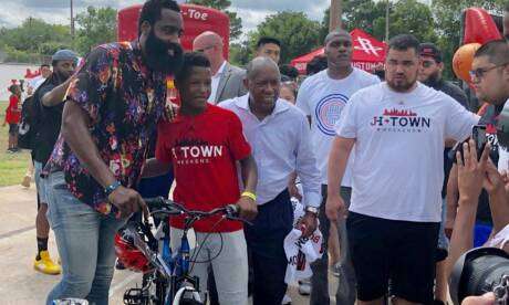 James Harden fait un gros don pour rénover des terrains de basketball à Houston