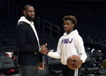 LeBron James en a-t-il trop fait en dunkant avant un match de son fils?