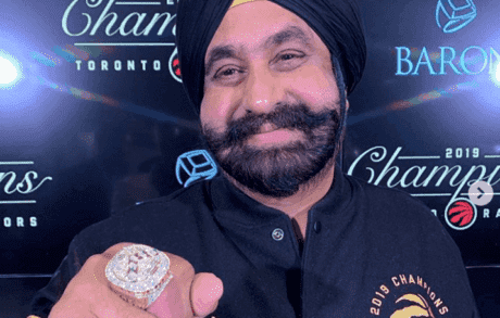 Nav Bhatia a reçu une bague de championnat