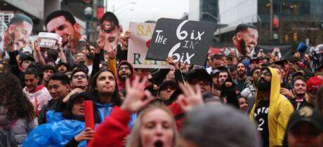 La frénésie s’est emparée des rues de Toronto hier - IMAGES