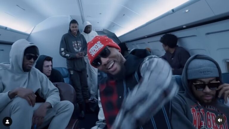 Vidéo : Damian Lillard concocte une chanson de rap avec ses coéquipiers dans l'avion
